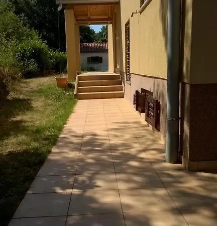 Appartement In With Balcony, Air Conditioning, Wifi 4211-1 Banjole